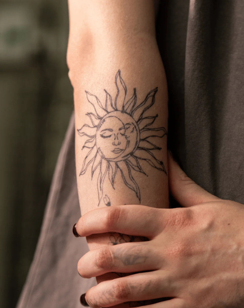 Sonne und Mond umarmen