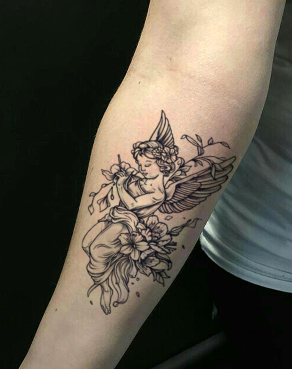 Engelkind umgeben von Blumen