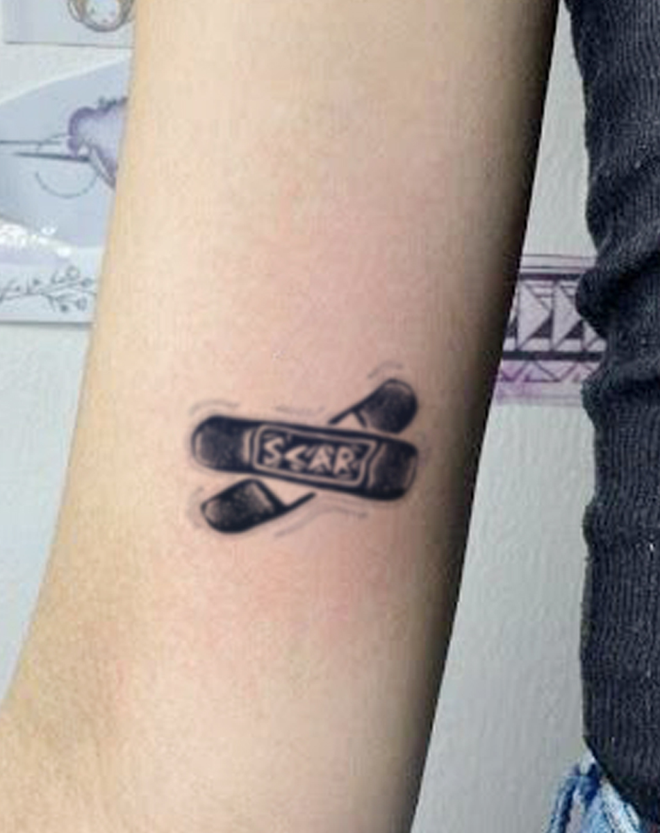 エッジの効いた傷跡パッチデザイン